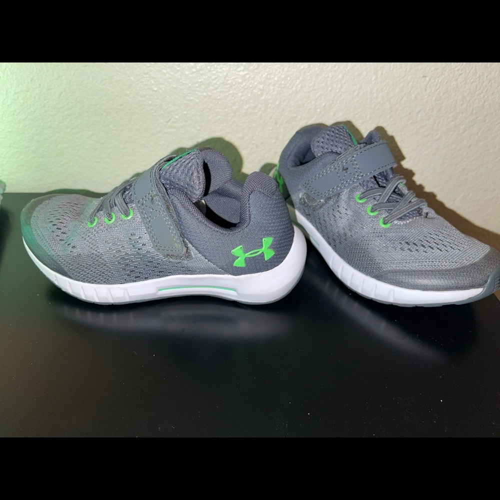 kids 11K Under Armour shoes in excellent shape